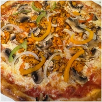 Tomatensaus, paprika, ui, champignons en kip
