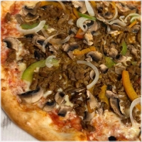 Tomatensaus, paprika, ui, champignons en shoarma