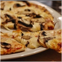Tomatensaus, kaas en champignons