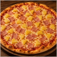 Tomatensaus, kaas, ham en ananas
