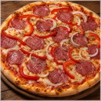 Tomatensaus, kaas, paprika, ui en salami