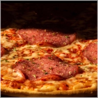 Tomatensaus, kaas en salami