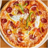 Specialiteit van het huis met tomatensaus, kaas, paprika, ui, Turkse worst en ei
