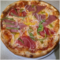 Tomatensaus, kaas, ham, salami, paprika, ui en Spaanse pepers