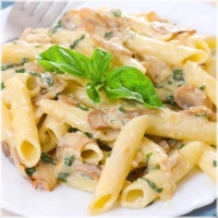 Penne met stukjes tonijn en roomsaus
